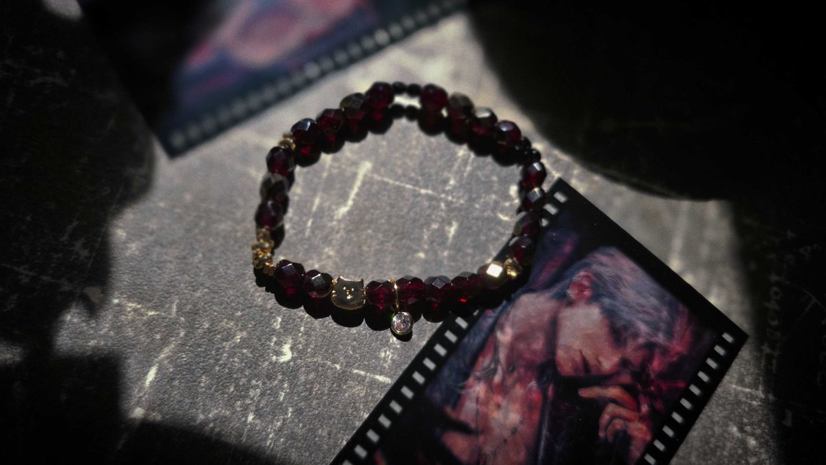 Ta-da! I'm done Sylus Empire 🐦‍⬛🐉🐈
Birthday Billboard Gifts, twenty twenty-six edition.

I've decided to make all bracelets this year inspired mainly by their Anniversary Four*Stars. And to be honest, I was sold the moment I saw this kitty pendant. It's so ridiculously cute 💯