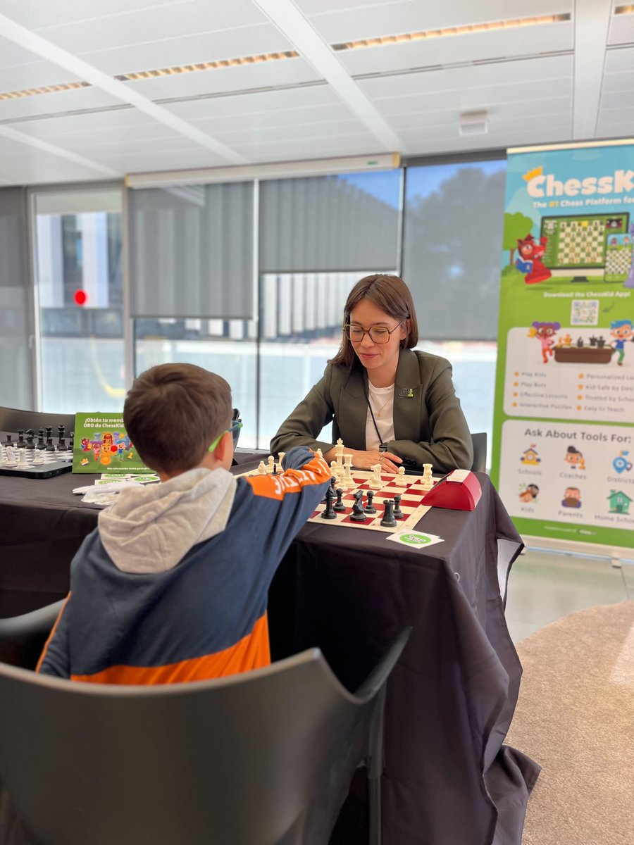 ChesskidES's tweet photo. ♟️💚 MBA League, la competencia de emprendimiento educativo más grande de España, reúne este año a más de 250 escuelas, 3000 estudiantes y 350 proyectos creados por alumnos.
La participación es gratuita, promoviendo inclusión y oportunidades reales para todos #chessisforeveryone https://t.co/Q8jgPeEsd7