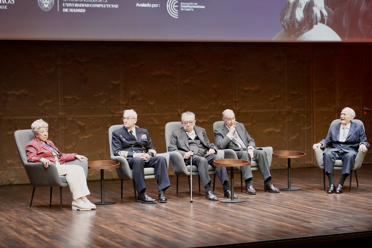 EMADmde's tweet photo. 🎖️Las Fuerzas Armadas reciben el premio a la ‘Defensa de los Valores Constitucionales’ que otorga el CES Cardenal Cisneros.
El JEMAD ha recogido este galardón en el marco del Congreso de Derecho que este Centro de Enseñanza Superior ha celebrado hoy en Madrid.
El almirante general ha agradecido este reconocimiento que “es fruto de nuestro servicio a España defendiendo  la paz, la solidaridad y los valores constitucionales".
@CES_Cisneros