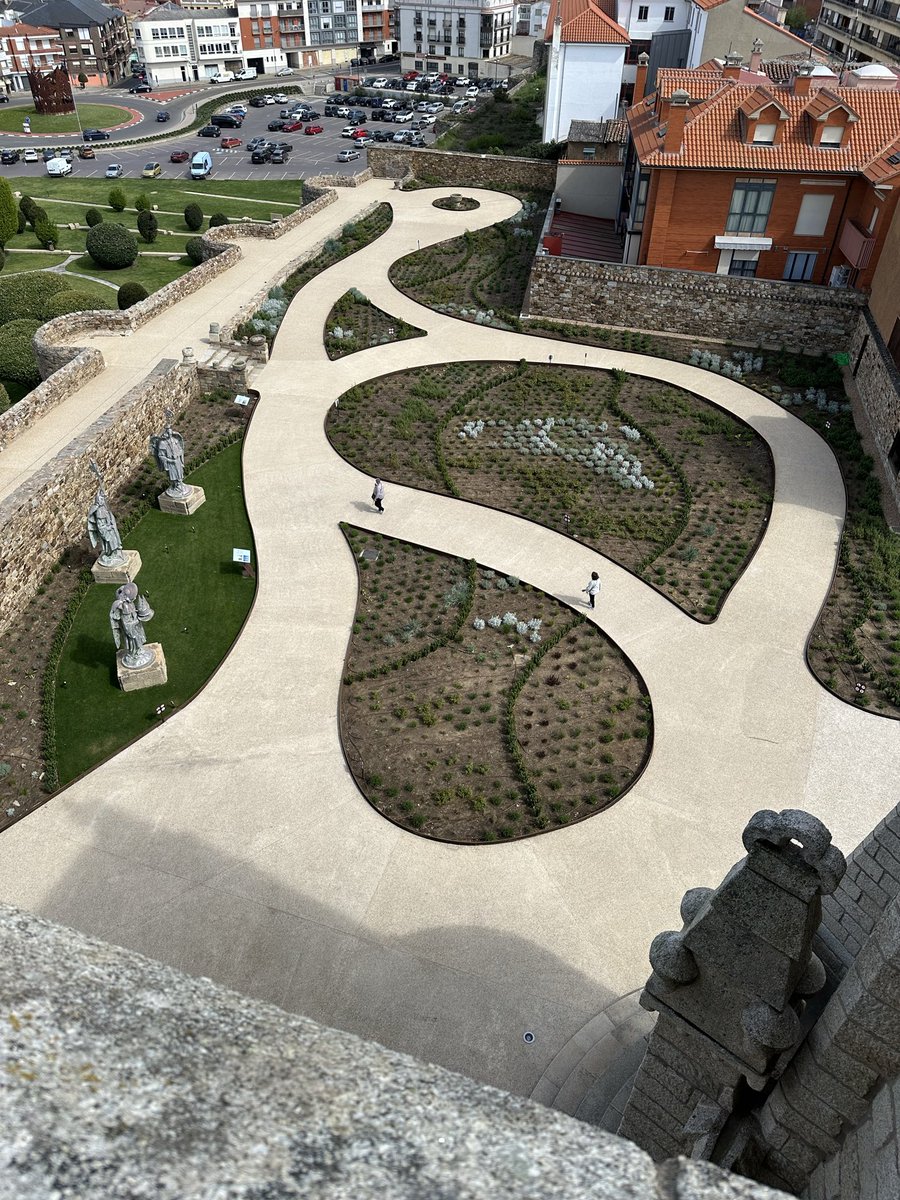 andreu_martin's tweet photo. Hoy he visitado el Palacio Episcopal de Astorga de la mano de su director Víctor Murias. Hay que agradecer el cuidado de este patrimonio único y su difusión. El @gpscongreso impulsó una proposición no de ley relativa al Año Gaudí 2026 y apoya el reconocimiento de toda la obra. https://t.co/BPAIjEe8wN