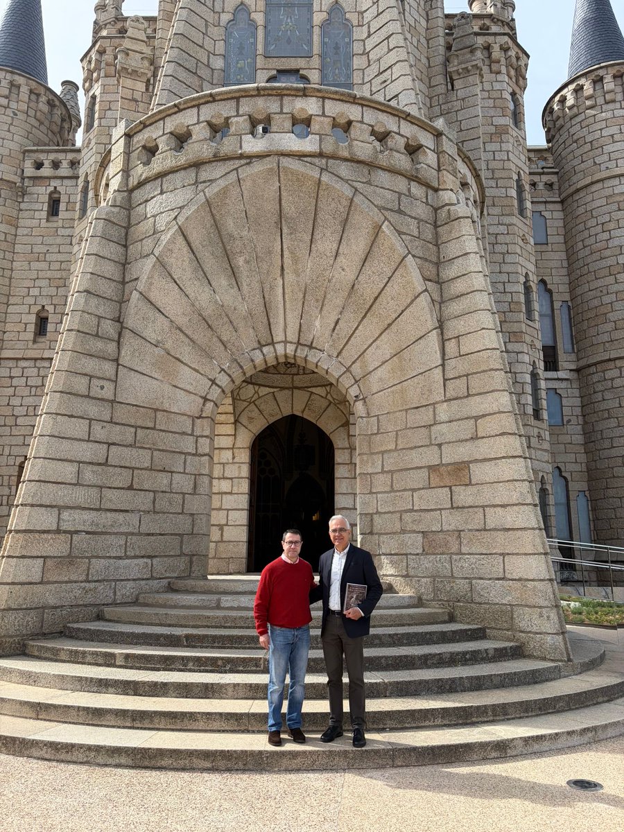 andreu_martin's tweet photo. Hoy he visitado el Palacio Episcopal de Astorga de la mano de su director Víctor Murias. Hay que agradecer el cuidado de este patrimonio único y su difusión. El @gpscongreso impulsó una proposición no de ley relativa al Año Gaudí 2026 y apoya el reconocimiento de toda la obra. https://t.co/BPAIjEe8wN