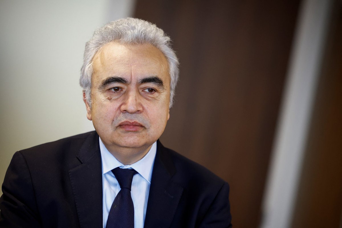 FranceNews24's tweet image. 🚨 ALERTE INFO - #Europe : Le patron de l’Agence internationale de l’énergie, Fatih Birol, alerte que l’Europe n’aurait plus qu’environ six semaines de réserves de #kérosène. Il prévient que des annulations de vols pourraient intervenir rapidement si la crise énergétique se