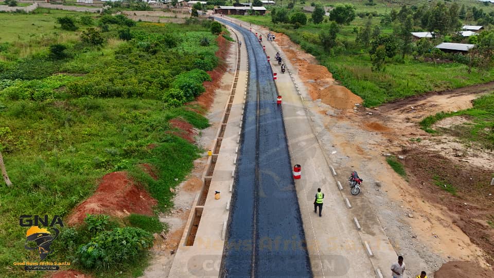 CegeauSarl's tweet photo. Dans le cadre de ses activités de développement des infrastructures, CEGEAU SARL accompagne la réalisation des travaux de voirie dans la province de l’Ituri. 
Ces travaux sont exécutés par son partenaire technique, GOOD NEWS AFRICA SARLU
Pour plus d'info : https://t.co/wJYzNrsgOI https://t.co/O0fd5P7StD