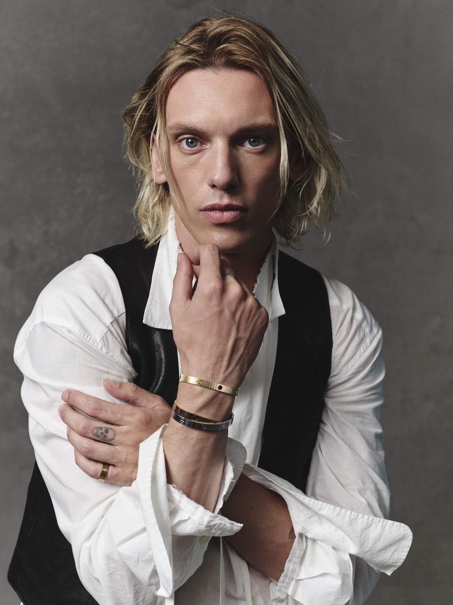 b0werful's tweet photo. 🚨BREAKING NEWS🚨

Stranger Things &amp; Twilight star, Jamie Campbell Bower, has reportedly put both of his index fingers inside a chinese finger trap and has been stuck for the past five hours. https://t.co/qW7CK2rfRg