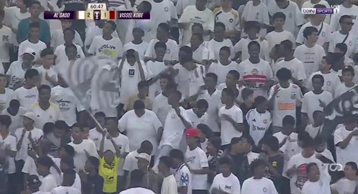 CoraGoalsHDTV2's tweet photo. من مبارة السد القطري ضد فيسيل كوبي الياباني أحد المشجعين يرتدي قميص نادي الزمالك 
#السد_فيسيل_كوبي https://t.co/i9KEKGqCG5