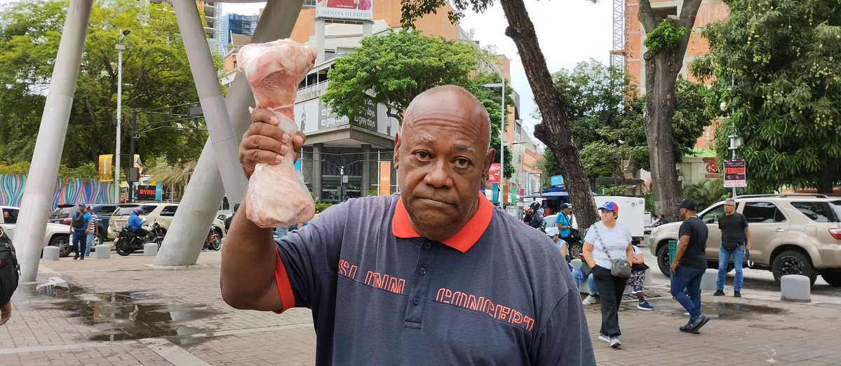 ReporteYa's tweet image. #16Abr #Caracas #Protesta

@CaleidoHumano: Hoy se concentro una protesta en la Plaza Alfredo Sadel - Las Mercedes, donde se reunieron dirigentes sindicales, trabajadores, estudiantes y diferentes gremios, el objetivo era hacer la entrega de un pliego de exigencias como un salario