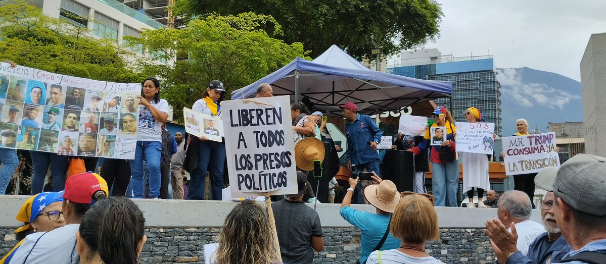 ReporteYa's tweet image. #16Abr #Caracas #Protesta

@CaleidoHumano: Hoy se concentro una protesta en la Plaza Alfredo Sadel - Las Mercedes, donde se reunieron dirigentes sindicales, trabajadores, estudiantes y diferentes gremios, el objetivo era hacer la entrega de un pliego de exigencias como un salario