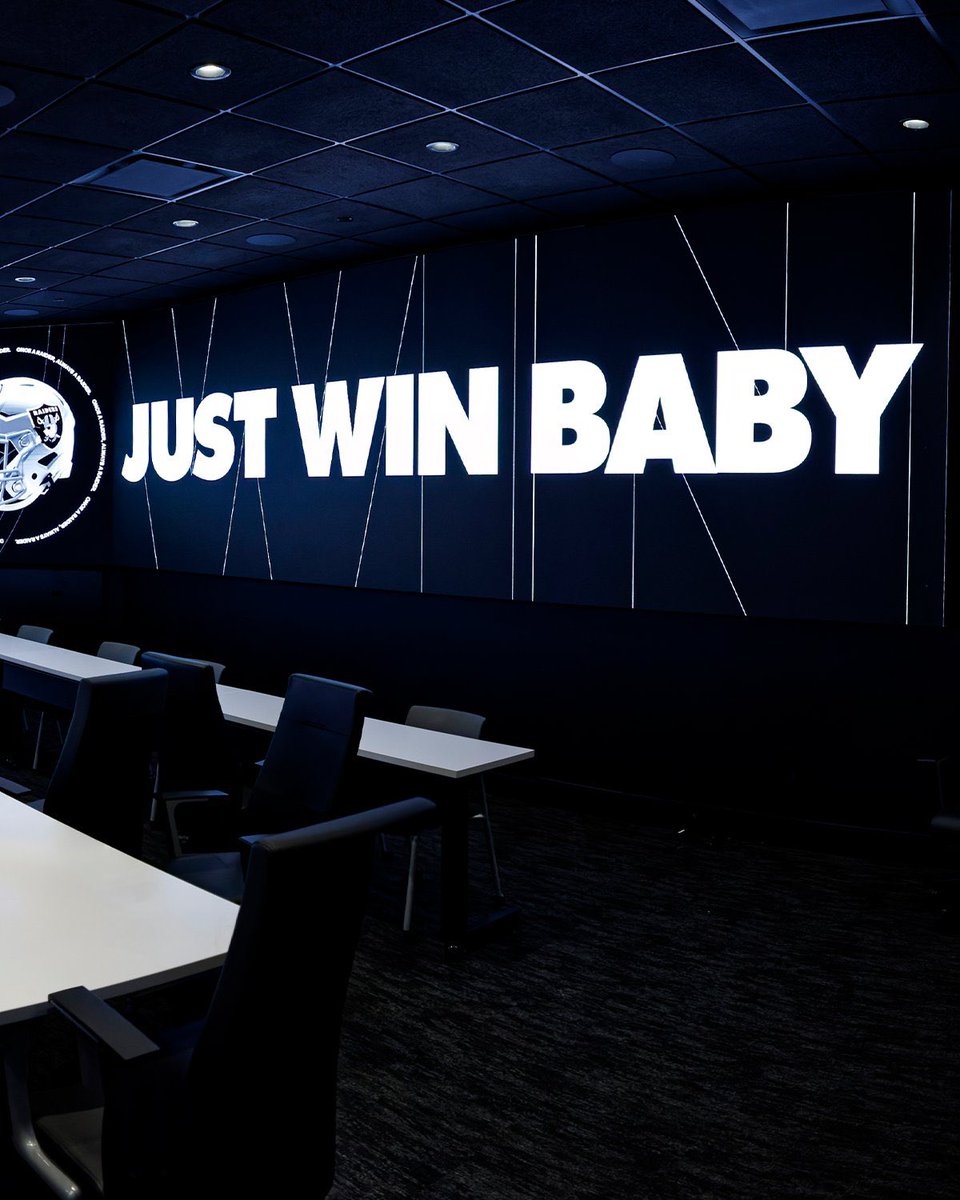 nickwalt's tweet image. A look inside the #Raiders’ “fancy” new draft war room that GM John Spytek calls state-of-the-art.

“I think it’s the best in the NFL, I don’t think that’s up for discussion. We’ve got to make sure that all the screens operate the right way. The magnets are a thing of the past