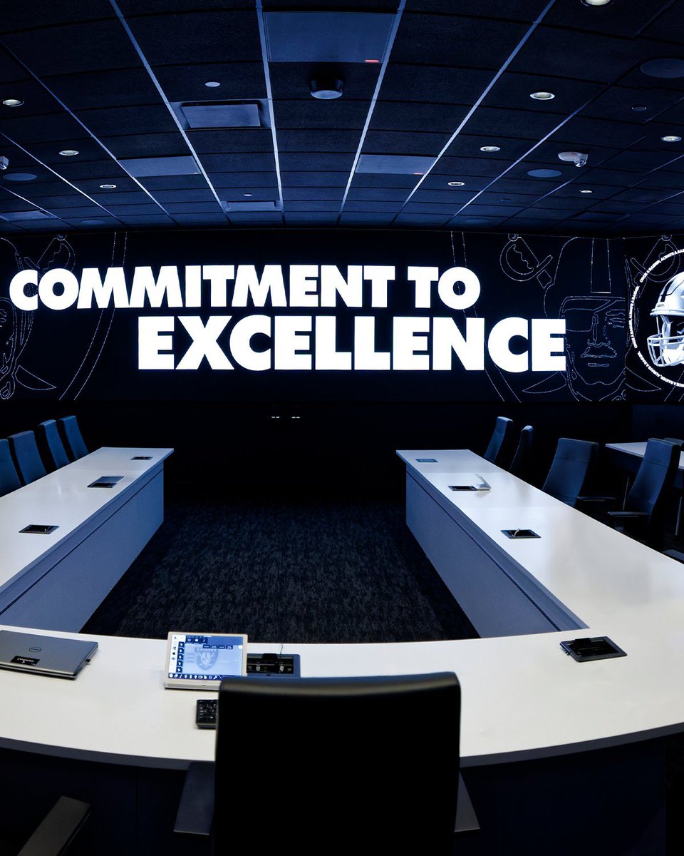 nickwalt's tweet image. A look inside the #Raiders’ “fancy” new draft war room that GM John Spytek calls state-of-the-art.

“I think it’s the best in the NFL, I don’t think that’s up for discussion. We’ve got to make sure that all the screens operate the right way. The magnets are a thing of the past
