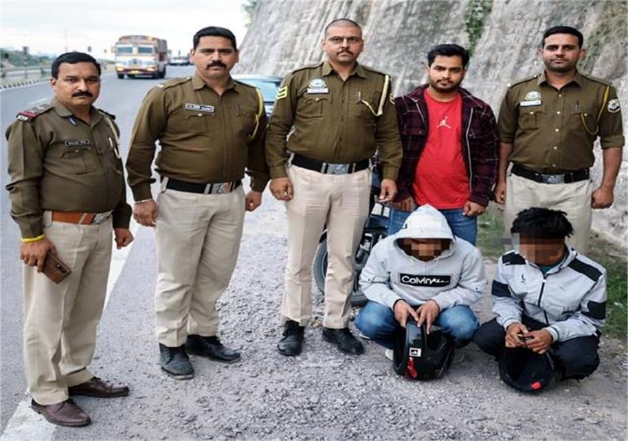 himachalkesari's tweet image. नशा तस्करों पर पुलिस का शिकंजा, चरस की खेप के साथ बाइक और बस सवार 3 युवक गिरफ्तार
himachal.punjabkesari.in/himachal-prade…
#Himachal #Mandi