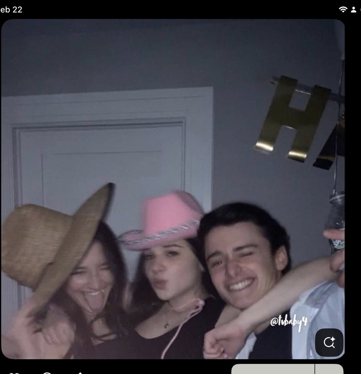 AngelInTheRightSideUp tweet media