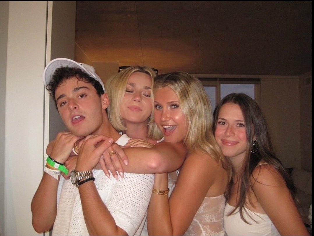 AngelInTheRightSideUp tweet media