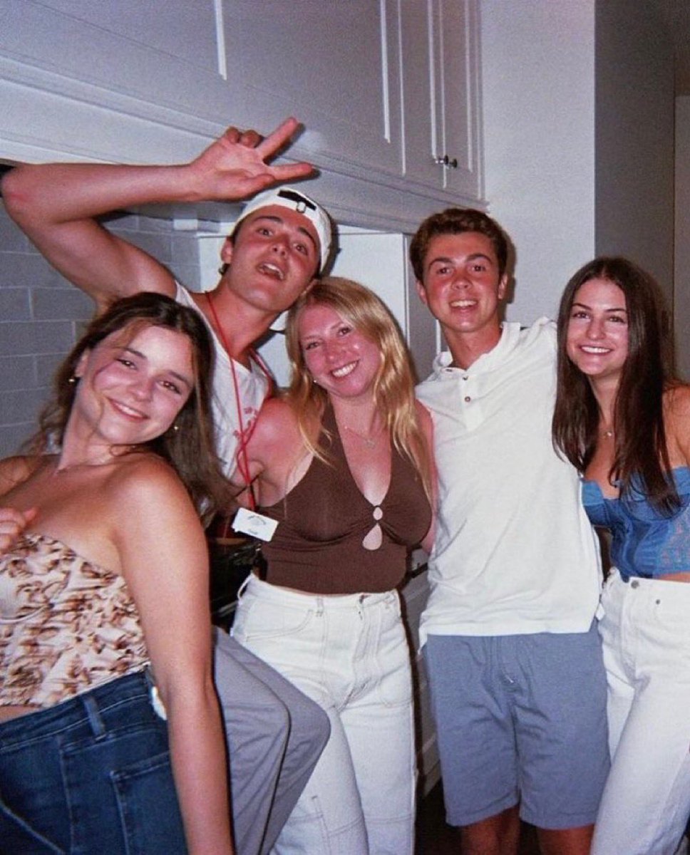 AngelInTheRightSideUp tweet media