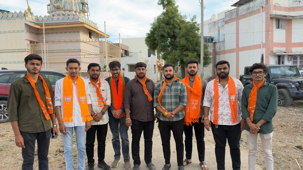 Varuns_3333's tweet image. સ્થાનિક સ્વરાજ્યની ચૂંટણી અંતર્ગત આજ રોજ ભુજ શહેર ભાજપ યુવા મોરચા દ્વારા વોર્ડ નં. 1, 2, 4, 5 અને 10 માં ઘેરઘેર જઈ વ્યાપક જનસંપર્ક અને પ્રચાર કરવામાં આવ્યો. 

#BJYM
#BJPGujarat