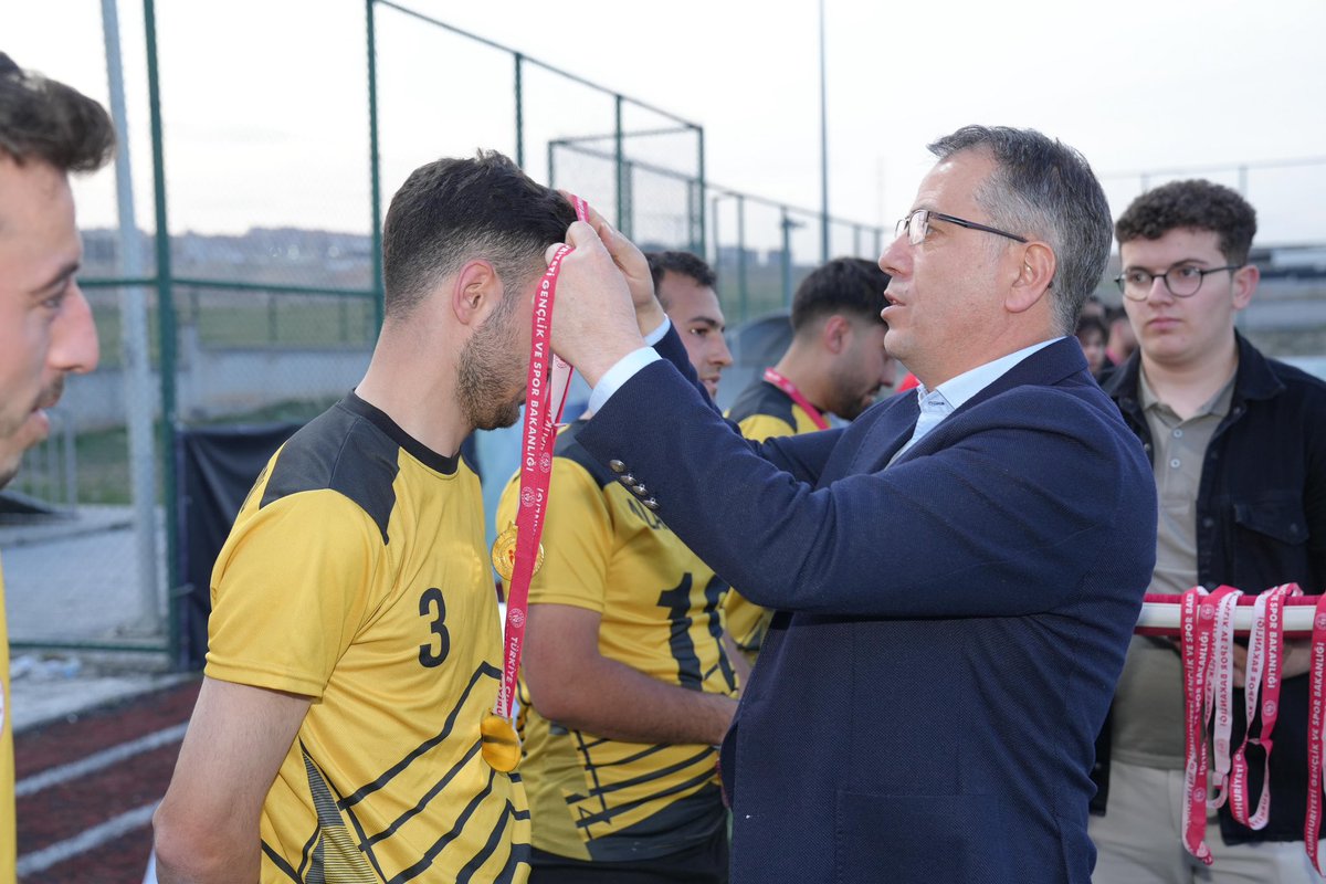 muraterenlergsb's tweet photo. 🏆 Yükseköğrenim Yurtları 5X5 Futbol Süper Kupası sona erdi. 

Özel İdeal Yükseköğrenim Erkek Öğrenci Yurdu 23. Şube’yi 2️⃣-1️⃣ mağlup eden GSB Alaaddin Yurdu Süper Kupa Şampiyonu oldu. 

Şampiyonun madalya ve kupasını İl Müdürümüz @MCintimar takdim etti. https://t.co/sgp7grEQVT