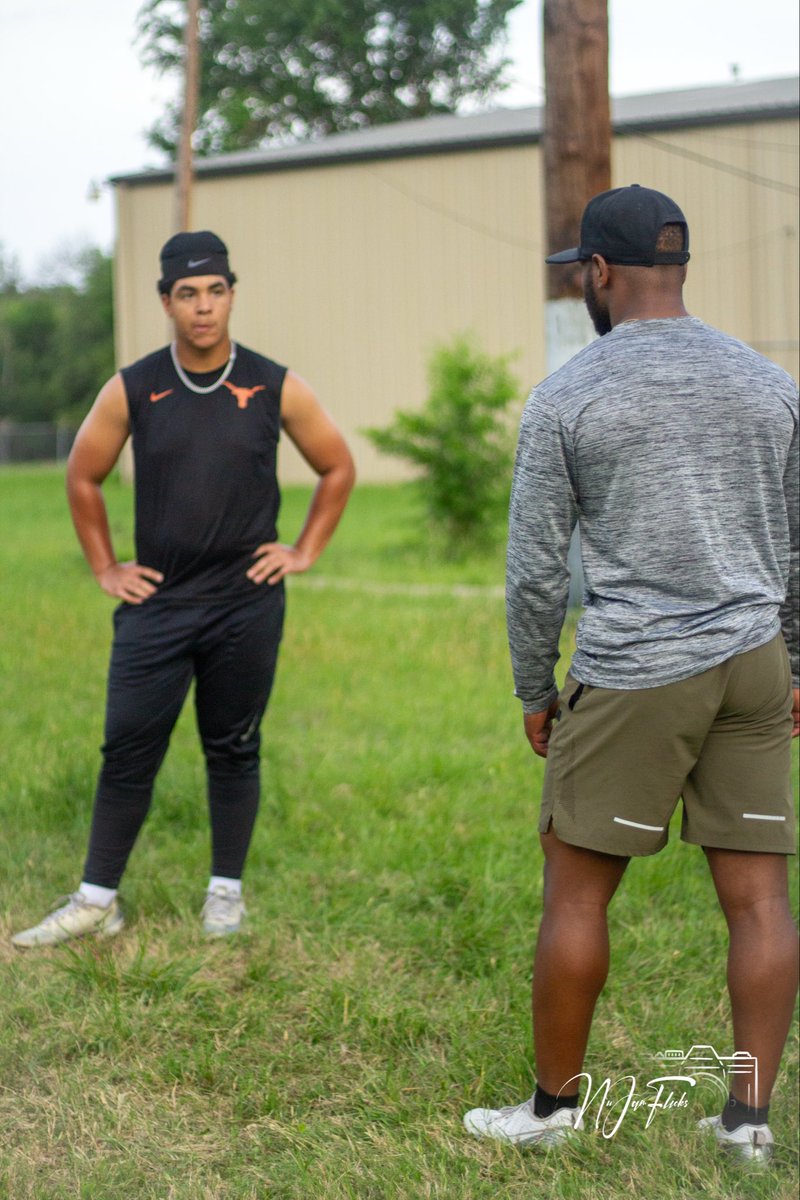 proformelitehp's tweet photo. They say the best teacher is the one walking back down the path you once had to figure out for yourself. Grateful for every chance I get to pour K.A.S.H. back into the youth. We’re just getting started. The best is yet to come. 🔥

🧱x🧱

Waco Lets run it 💎 https://t.co/ZRyQHO3HV4
