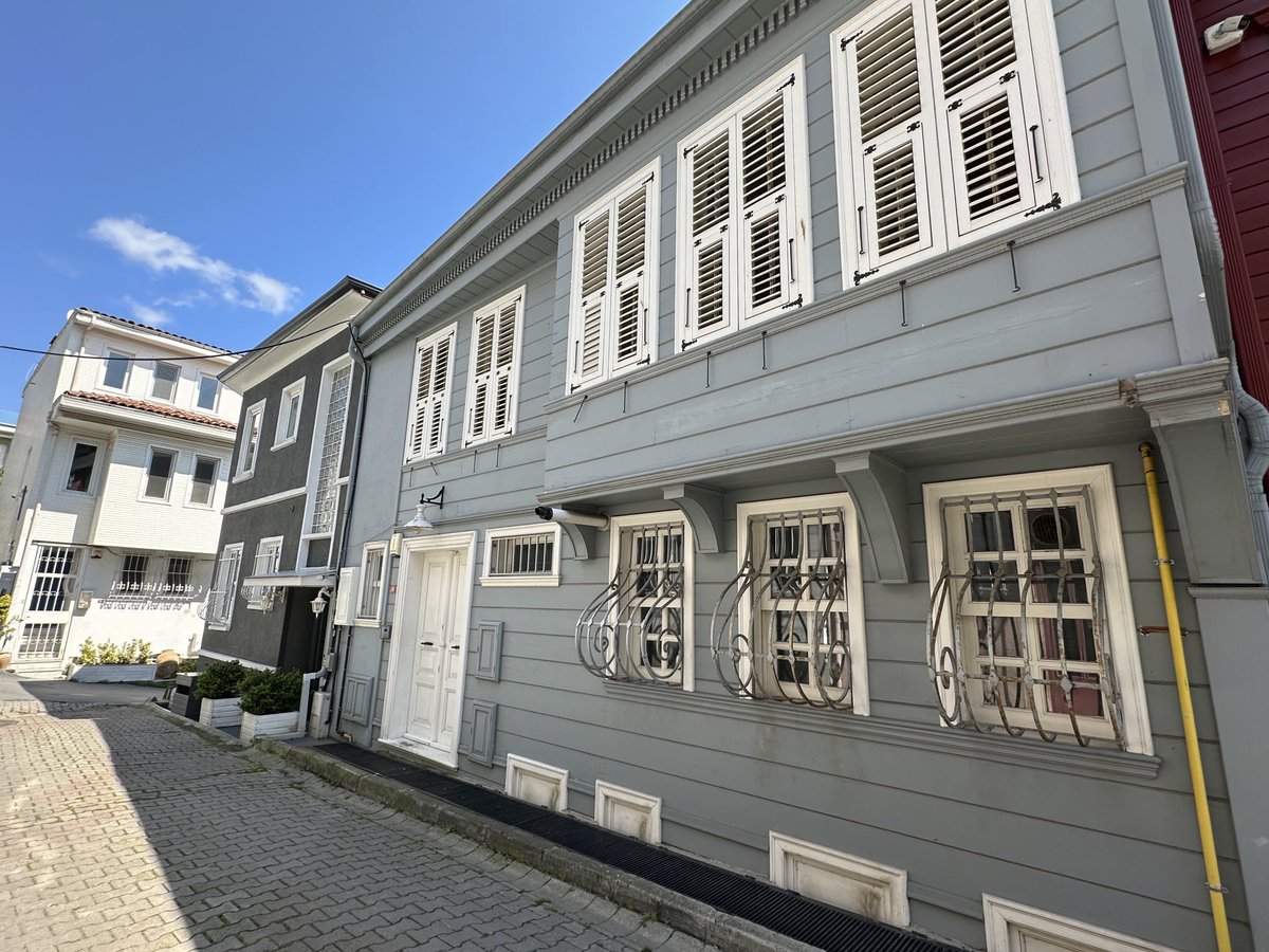 onderkayaistan1's tweet photo. Geniş Aile dizisinin çekildiği Boyacıköy Seyyah sokaktaki hane. Kirişçi ailesinin evi https://t.co/2AMFL0sqOY