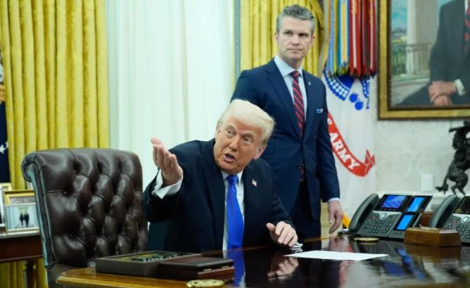 cadenagramonte's tweet image. Demócratas piden juicio político a Hegseth secretario de Guerra de #EEUU por crímenes de guerra en Irán, abuso de poder y el escándalo  #Signalgate. Poco probable que prospere, pero buscan dañar a Trump.