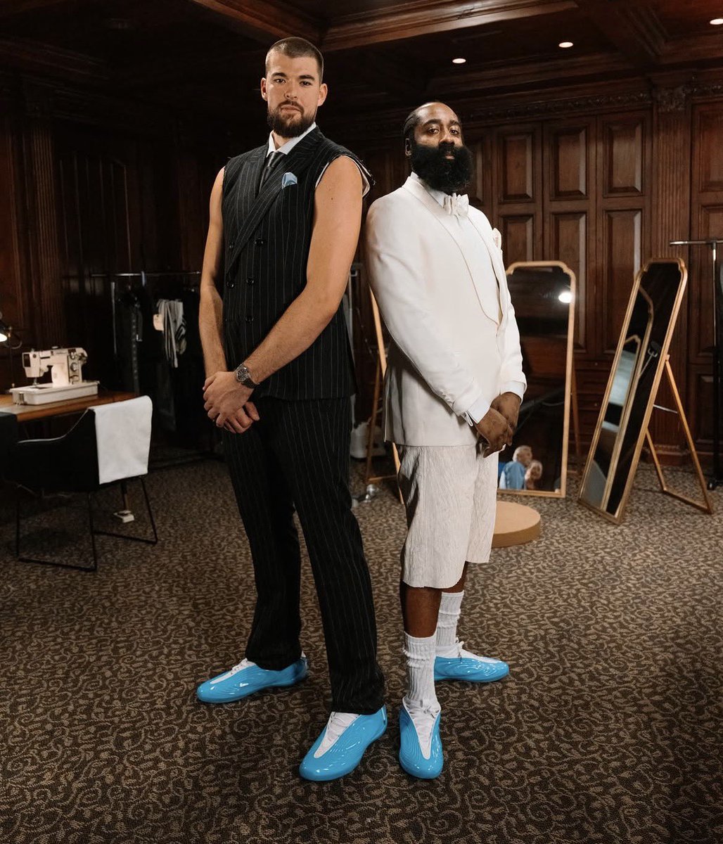 LeGoatedOne's tweet photo. Harden and Zu at the Clippers funeral 😭 https://t.co/hMRV7xcLEH