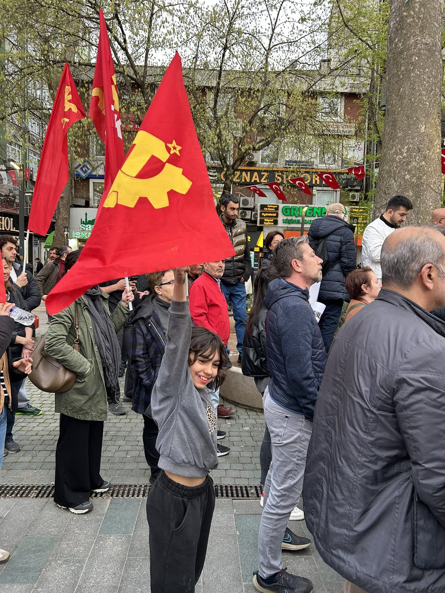 KocaeliTkp's tweet photo. Önce Şanlıurfa’da daha sonra Kahramanmaraşta yaşanan katliam üzerine Türkiye Halk Temsilcileri Meclisi’nin çağrısıyla çeşitli sendika,dernek ve meslek odalarının da katıldığı basın açılmasına Türkiye Komünist Partisi Kocaeli örgütü olarak destek verdik.🚩

Çocukların ucuz iş gücü haline getirildiği,
gençlerin geleceksiz bırakıldığı,
okulların gericiliğe ve piyasaya teslim edildiği bu düzen değişmelidir.

Laik, bilimsel ve kamusal eğitim için,
çocukların yaşam hakkı için,
geleceğimizi savunmak için mücadeleye devam edeceğiz.

Boyun eğmeyeceğiz.
Okullarımıza, çocuklarımıza ve Cumhuriyet’e sahip çıkacağız.✊
#yusuftekini̇stifa #boyuneğme #kocaeli 
#tkp