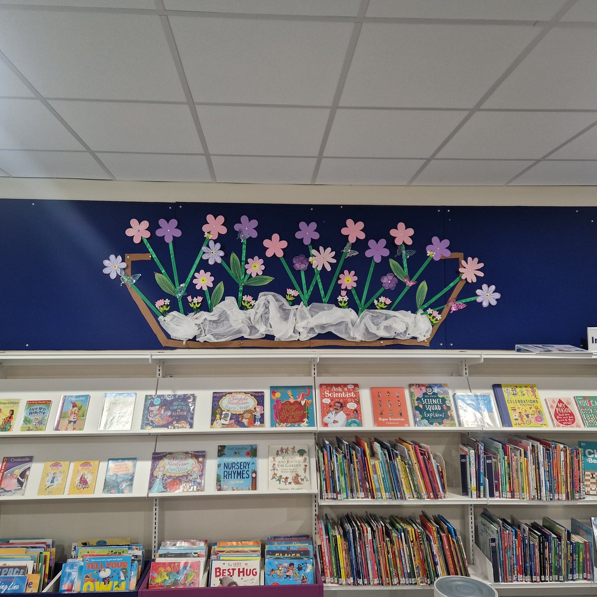 KnebCommLibrary's tweet photo. New display in the children's area at Knebworth Community Library - please visit us to have a look at our flower vase.

#KnebworthCommunityLibrary 
#displayatthelibrary https://t.co/GMLPE06Pcj