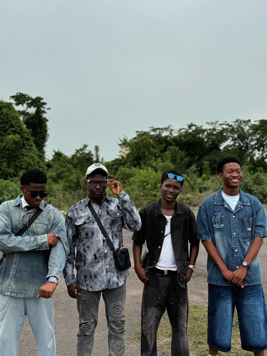 MainNkem's tweet image. Day 4: Denim on Denim / Old School ✂️

W/ my CSC boys ‼️

#funaabfyb26 #funaab #csc