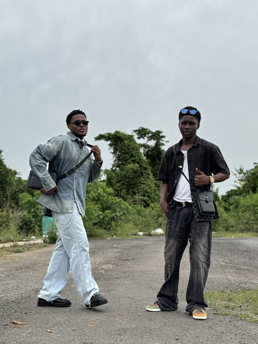 MainNkem's tweet image. Day 4: Denim on Denim / Old School ✂️

W/ my CSC boys ‼️

#funaabfyb26 #funaab #csc
