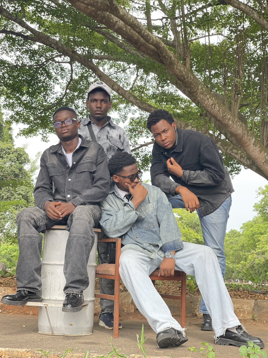 MainNkem's tweet image. Day 4: Denim on Denim / Old School ✂️

W/ my CSC boys ‼️

#funaabfyb26 #funaab #csc