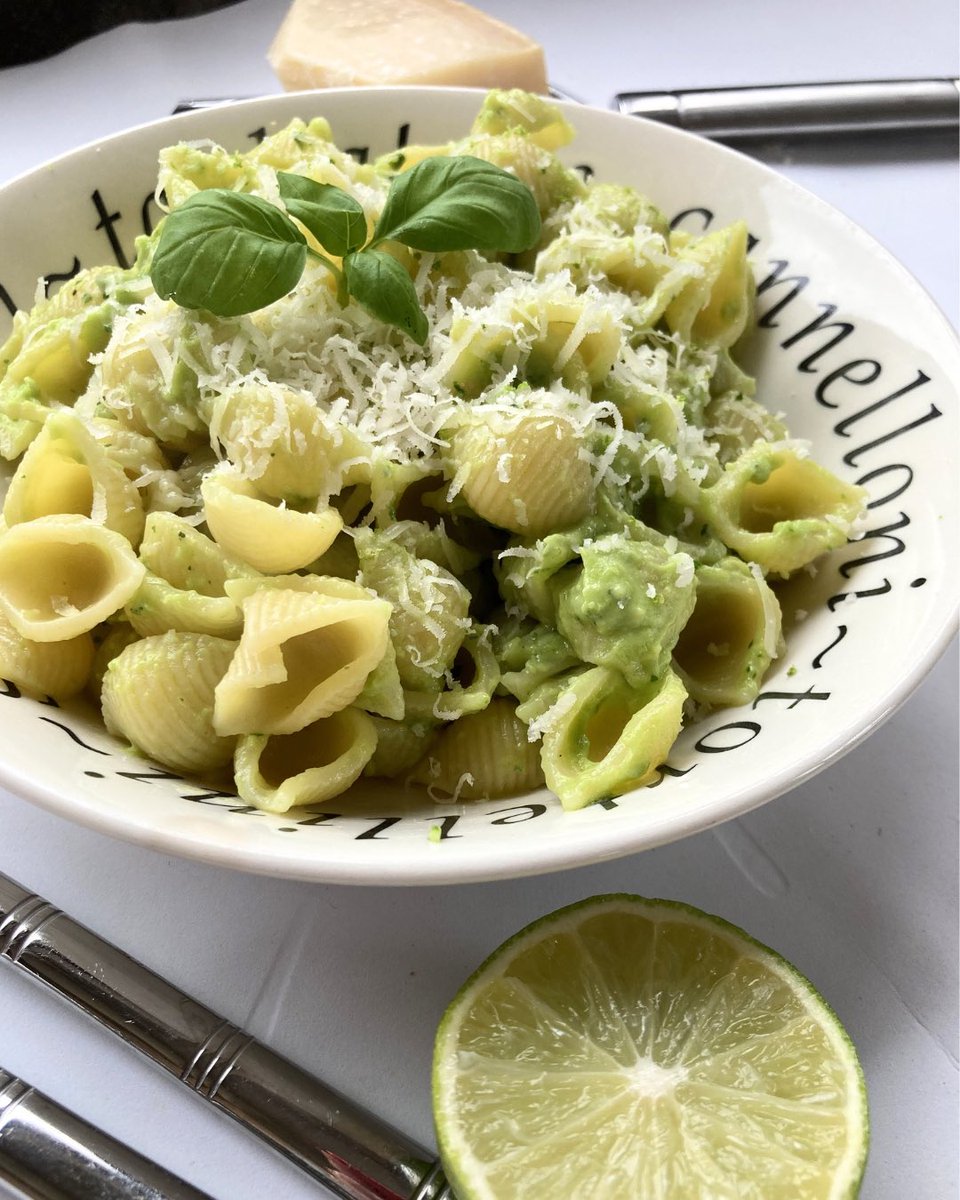 eating_ideas's tweet photo. 🥑 This avocado pasta is simple but so tasty!

🥑 Blend the flesh of an avocado with 2 tbsp oil, juice of a lime, a handful of basil, sea salt &amp; black pepper
🥑 Toss through warm pasta
🥑 Finish with a generous sprinkle of parmesan

That’s it. Done. Delicious. https://t.co/cmasjP0GAQ