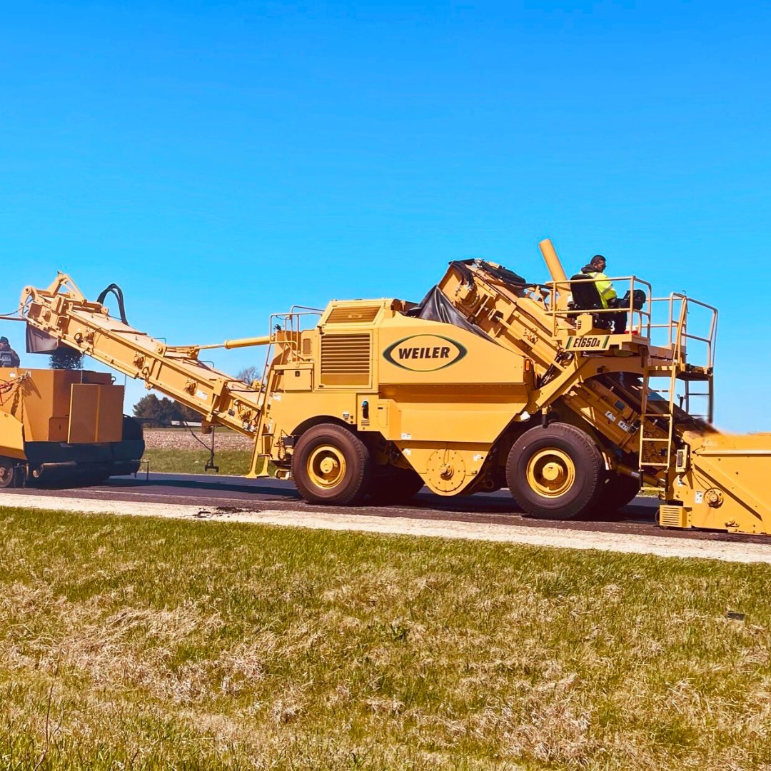 WeilerProducts's tweet photo. Match paving output with the Weiler E1650A. Variable speed elevator and conveyors help crews match plant production, reduce wear, and keep material flowing smoothly.
#Paving #Asphalt #Weiler #E1650A https://t.co/LUHPBobwHk