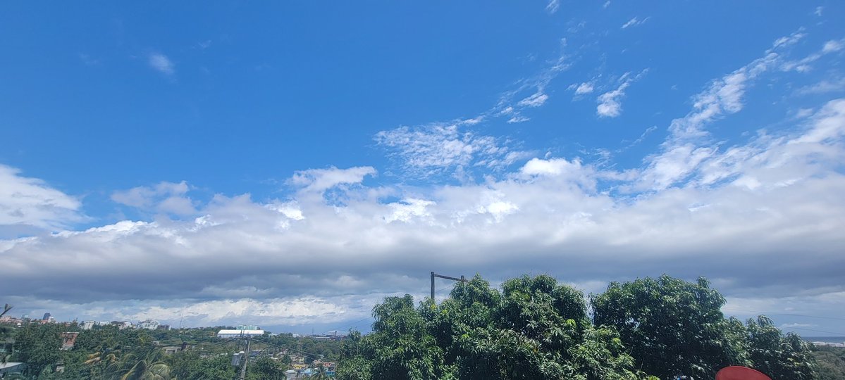 ⛈️☁️ Tocando la costa tierra adentro.  Algunos chubascos ya deben estar en efecto más hacia #SantoDomingo este. 

#vaguada #inundaciones #lluvias