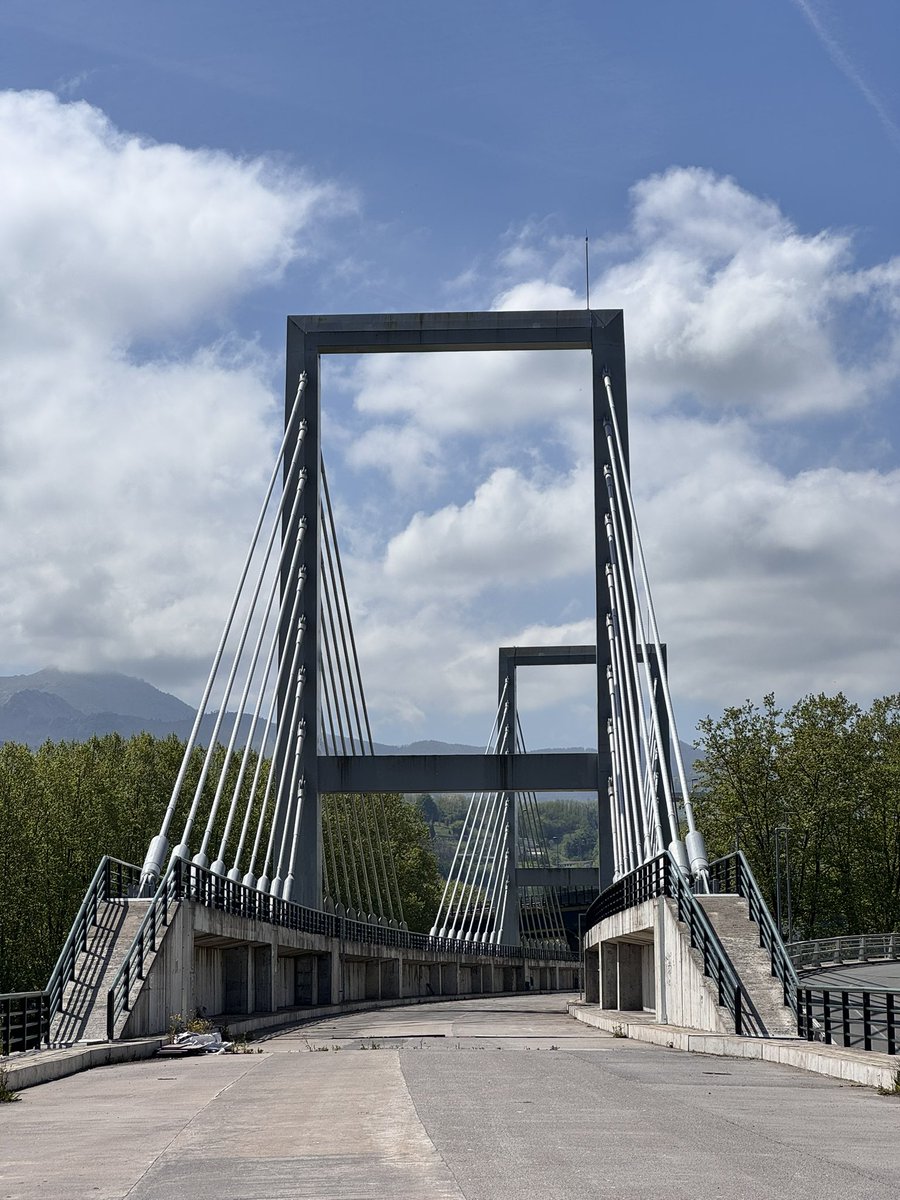 Visita a las obras del tramo de la Y Vasca Hernani-Astigarraga, un tramo bastante peculiar por la unión con la red convencional pero en especial por ser el primer viaducto atirantado para LAV de España. Un viaducto de 1448m de longitud que cruza la A-15 y el rio Urumea 3 veces.