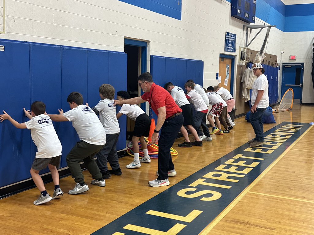 ACbearcatFB's tweet image. Great group at Saffell! Thank you to Edmondson Supply for providing these t-shirts, the Saffell St. Staff for hosting us, and our coaches &amp;amp; players investing in kids. 

#PlayerDevelopment
#FindAWayToWin
#BandOfBrothers