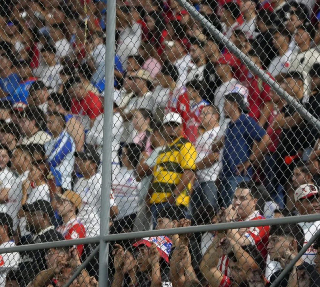chacofunesjr's tweet photo. Agosto 2025.
Estadio Morazán.
Un aficionado de Real España, con la camisa de su equipo, en medio de la barra de Olimpia.

Este es el fútbol que nos merecemos y el que la enorme mayoría desea. https://t.co/zBdPMNSXQn