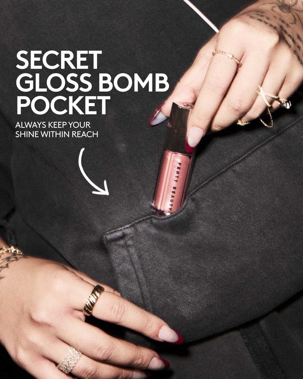 FentyHeadlines's tweet image. Rihanna just dropped Fenty Beauty oversized hoodie and sweatpants 👀

Designed by @rihanna herself, available in XS-3XL sizes and includes a secret pocket for a Gloss Bomb 💋

Purchase the set and get a free Gloss Bomb with code: GLOSSME 💄
fentybeauty.com/en-pl/collecti…