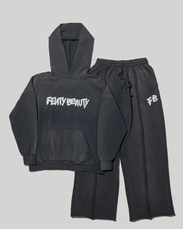 FentyHeadlines's tweet image. Rihanna just dropped Fenty Beauty oversized hoodie and sweatpants 👀

Designed by @rihanna herself, available in XS-3XL sizes and includes a secret pocket for a Gloss Bomb 💋

Purchase the set and get a free Gloss Bomb with code: GLOSSME 💄
fentybeauty.com/en-pl/collecti…