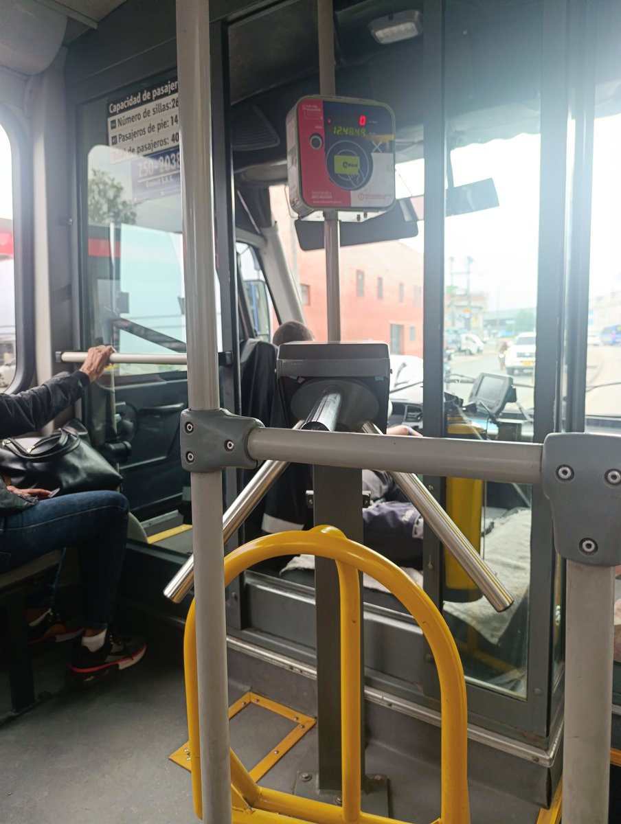 kyntovam's tweet photo. @transmisitp @SectorMovilidad ruta z50 2038 de gmovil SAS  compitiendo con otros vehículos , conductor agresivo y grosero favor tomar medidas https://t.co/kiWDMnyvRj