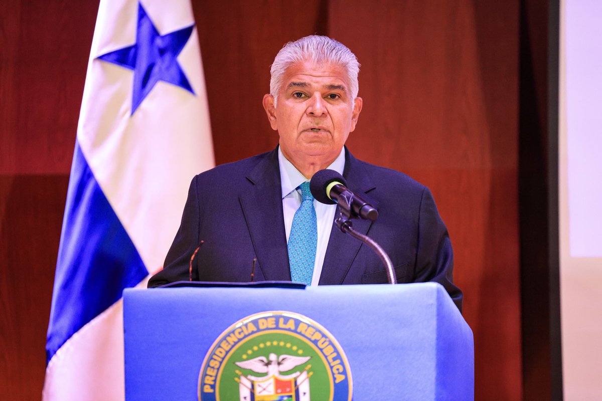 as_salazar's tweet photo. *Entrega de subsidio del combustible al transporte avanza con éxito; este viernes se incorporan transporte de carga, alimentos y pesca artesanal*

El presidente Mulino también instó al Contralor y al Procurador a seguir trabajando por el bien del país, cada uno en sus respectivos roles.

El presidente de la República, @JoseRaulMulino destacó hoy el avance del programa de subsidio que ha implementado el Gobierno Nacional para evitar el aumento del precio del pasaje del transporte colectivo, selectivo y de colegiales, así como el precio de los alimentos, a través del beneficio que se habilitará también para el transporte de carga y la pesca artesanal.

En su habitual conferencia de los jueves, realizada esta vez en el Auditorio Carmen Cedeño de la Ciudad de Las Artes, el mandatario resaltó el esfuerzo que se realiza y que representa un sacrificio fiscal importante para el Estado, que compensa la diferencia entre lo que realmente vale y lo que se paga por el combustible, esto en favor de los usuarios y demás sectores de la población panameña.

“La compensación de precios de combustibles para transporte —sea de pasajeros, carga o pescadores— está vigente desde ayer. Insto a todos los transportistas a inscribirse en Panamá Conecta para acceder al beneficio y mantener el precio del pasaje y del flete de todos los alimentos.  No hay excusas: el que no se inscribe es porque no quiere. Hacemos lo que se puede hacer, que es mantener un subsidio perentorio para que el precio de la comida, del transporte, la pesca, etc. y sus productos no suba”, explicó el mandatario. 

*Contralor y Procurador son importantes para el país*_
 
El presidente Mulino se refirió a la situación registrada entre el Ministerio Público (MP) y la Contraloría General de la República (CGR), y señaló que las máximas autoridades de ambas instituciones son importantes para el país.

“Insto al trabajo eficiente y responsable, porque mi gobierno ha puesto más de 350 denuncias penales por irregularidades encontradas. Y el pueblo necesita respuestas de las autoridades competentes, que no es el Órgano Ejecutivo ni mi persona. He sido muy respetuoso de estos temas”, señaló el mandatario.

Reiteró que es fundamental el trabajo coordinado que deben realizar ambas entidades para llegar a la verdad sobre los hechos denunciados y que no exista la impunidad que ha manifestado la ciudadanía. “Soy un hombre de derecho y creo en la independencia de los poderes. Fui criticado al elegir a un buen procurador, por muchos que hoy lo defienden. El contralor de la República ha hecho y seguirá haciendo un gran trabajo para poner las cuentas al día, entregar auditorías y llevar la casa en orden. Son casi 200 auditorías que ese despacho ha realizado en el tiempo que tiene de estar allí”, indicó.

“Tanto el procurador como el contralor son funcionarios muy necesarios, y ambos tienen sus competencias bien limitadas en la Constitución y la Ley; su trabajo es importante para el país y la institucionalidad y la búsqueda de la verdad. Uno, a través de los procesos —que es el Procurador General— y la realidad del uso indebido de los recursos públicos que se ha dado a manos llenas (en otras administraciones), y por allí andan (los presuntos responsables) ni siquiera de fiscalía en fiscalías”, acotó.

El próximo martes, adelantó el presidente, anunciará el llamado a sesiones extraordinarias de la Asamblea Nacional. De tomar esa decisión, será para una ley en particular, la Ley de Sustancia Económica, requerida para que nuestro país mantenga una valoración positiva y salir de listas europeas.

Al ser consultado sobre la aprobación de leyes bajo la figura de “insistencia” en la Asamblea de Diputados, el presidente Mulino destacó la separación de poderes y la facultad de la cámara legislativa para aprobarlo por esa vía; sin embargo, aclaró que las normas vetadas, parcial o totalmente por el Ejecutivo, llevan el sustento del por qué se toma esa decisión.