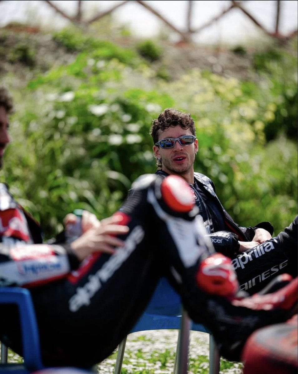 snep alec tweet media