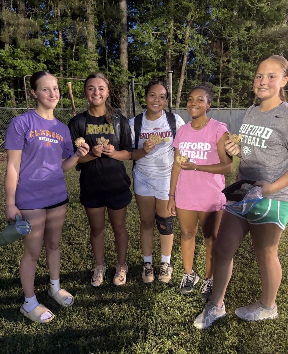RylieWalker2029's tweet image. 🍪LOVE Mrs. Sam’s cookies after a hit session with my girls @MyaOgletree @IzzyOldham2029 @ashtynpierre10 @ellafrost2029 

@ArmorElite2029 @CoachBrittAE @ExtraInningSB @LineDsoftball @OutsideTheGames @gatorjack72 

#team #earnit #treat #cookies #bestwaytocelebrate #Armorup