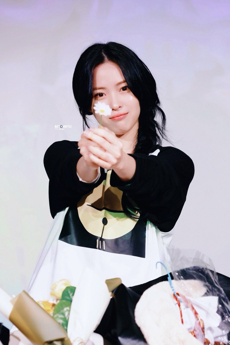 앞으로도 어떤 모습이든💙🩵🤍

#RYUJIN #류진 #ITZY
#HappyRyujinDay
#봄이_왜_따뜻한가_했는데_류진이가_태어났구나
#EP25_StarringRYUJIN