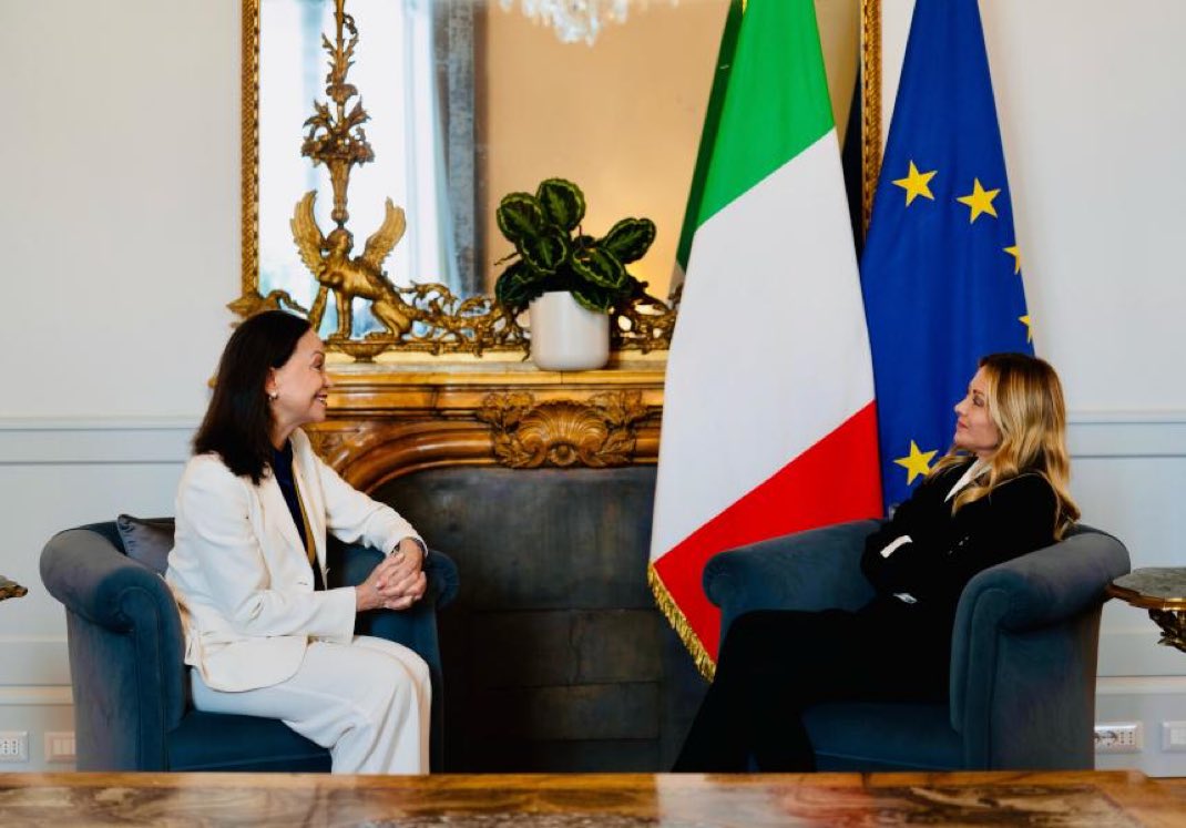 La Meloni tiene una cara como si María Corina le hubiese dicho que corta la pasta antes de echarle al agua.