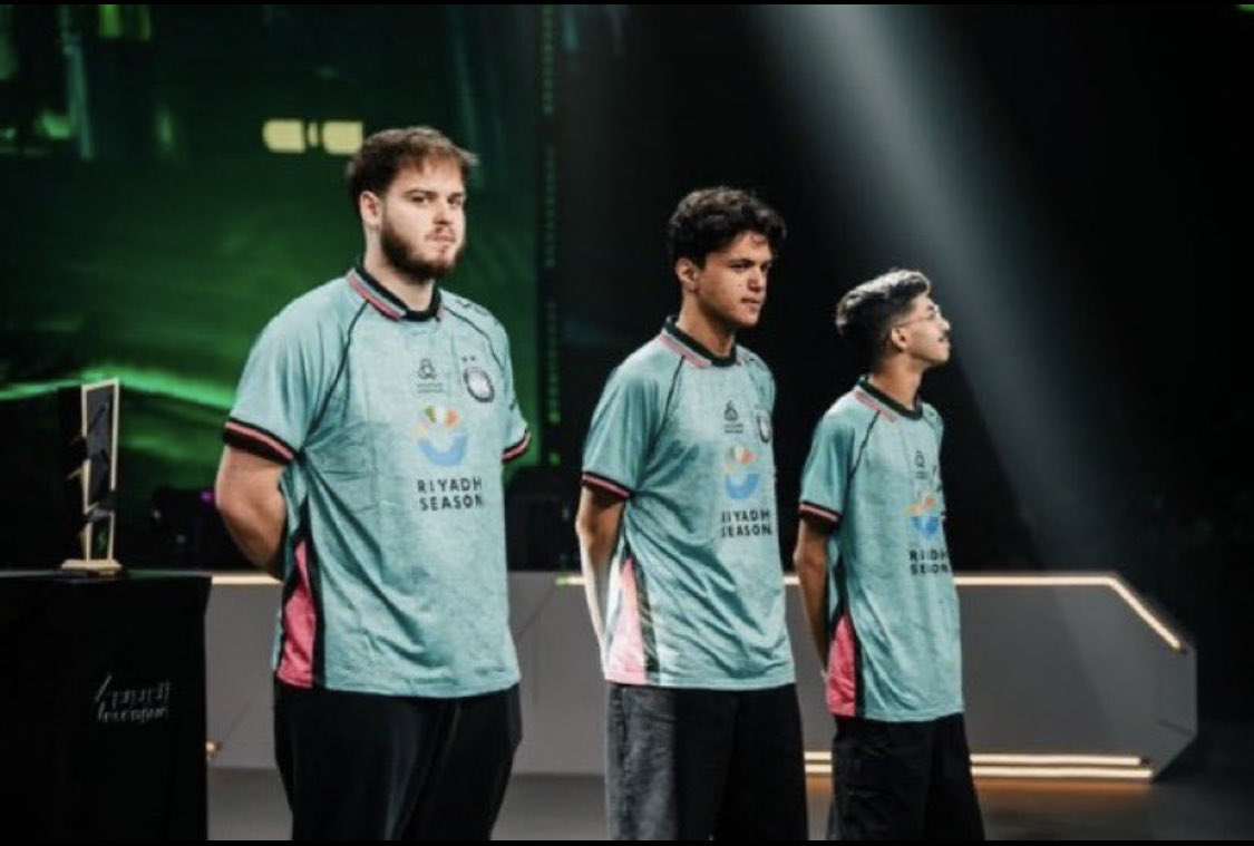 Twis Blade tweet media