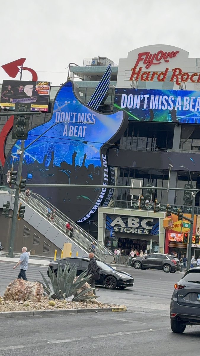 jedirich_'s tweet image. Hard Rock flipped the switch — the guitar marquee is alive and active!

This stretch by NYNY + T-Mobile Arena just turned into a different zone. #vegas @VitalVegas