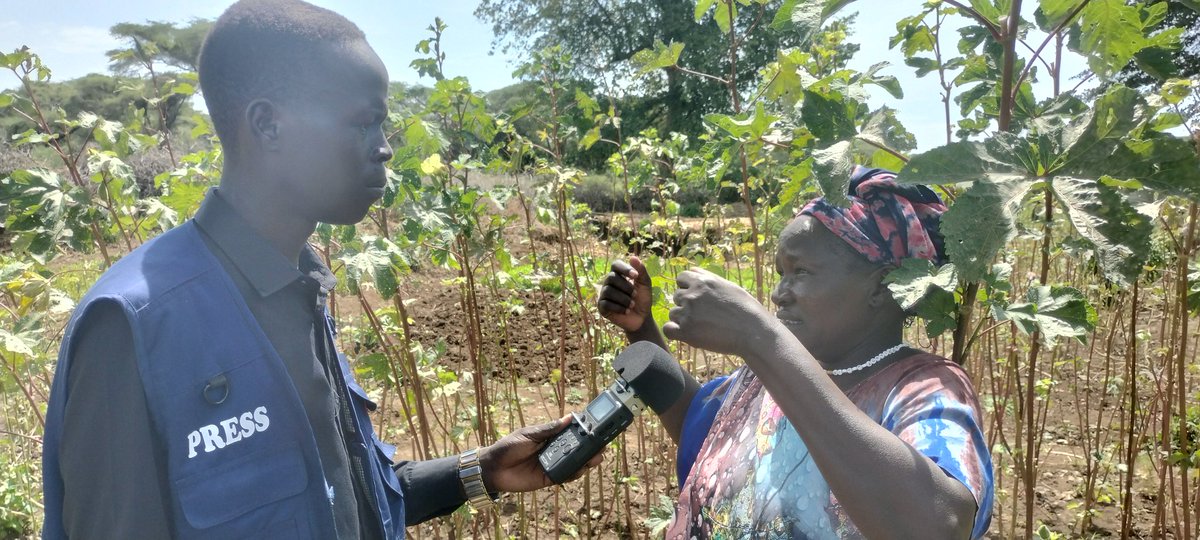 3Singaita's tweet photo. Singaita FM engaged women farmers’ group in Kapoeta during a community outreach.

The group grows vegetables to support household food security &amp; income but face pests, lack of quality seeds and limited irrigation. 

They appeal for pesticides &amp; water pumps to boost production. https://t.co/qxcTJa2NVo
