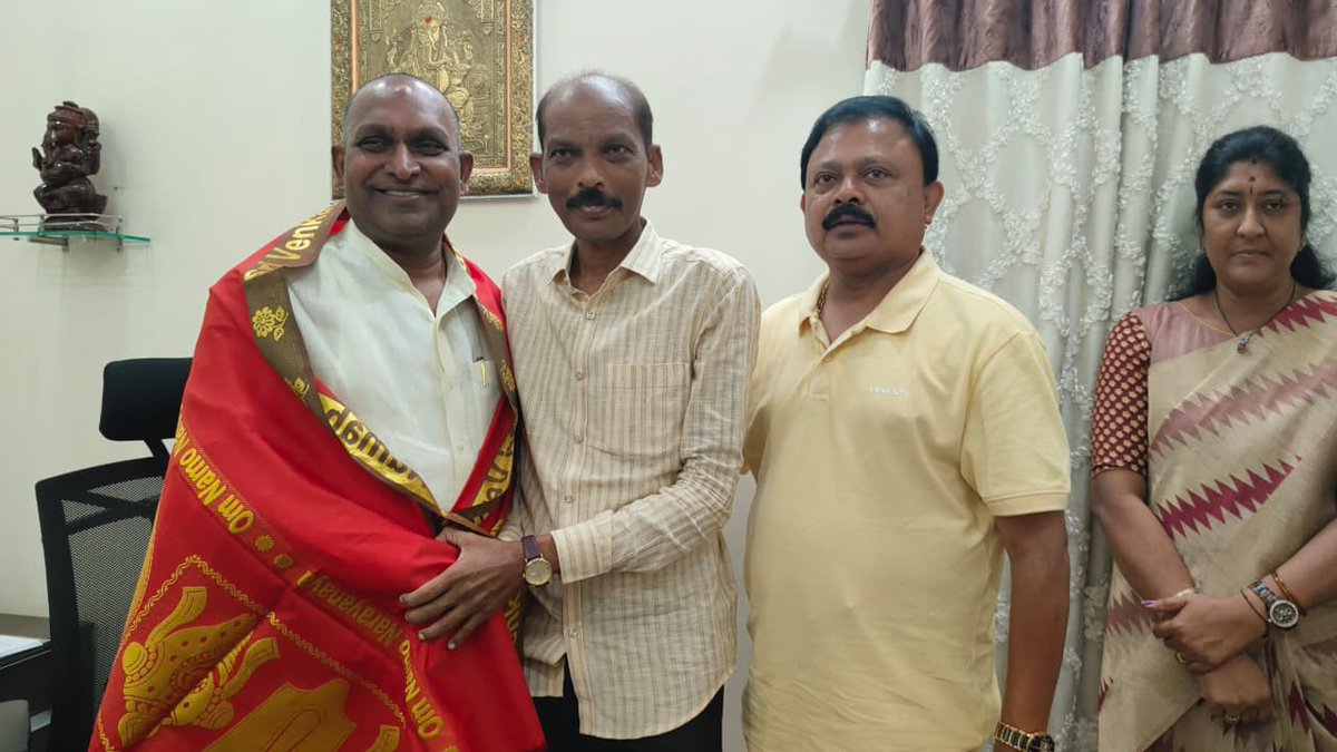 sunilkumarpasam's tweet image. ఆంధ్రప్రదేశ్ రాష్ట్ర కమిటీలో అవకాశం కల్పించేందుకు సహకరించిన పెద్దలు MLC శ్రీ బీద రవిచంద్ర గారిని వారి స్వగృహంలో మర్యాదపూర్వకంగా కలసి కృతజ్ఞతలు తెలియజేయడం జరిగింది.

#BeedaRavichandra #MLC #pasimsunilkumar #pasimsuneelkumar #guduruconstituency #HOPESUNEEL #GudurMLA#AndhraPradesh