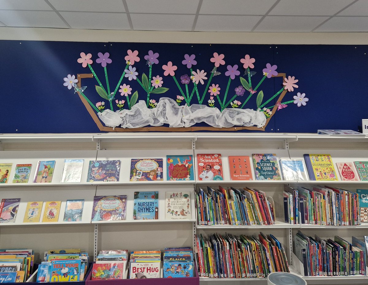 KnebCommLibrary's tweet photo. Help us fill up our flower vase display by colouring in a flower for us to put up

Just ask a friendly volunteer for the crayons &amp; pictures 

#KnebworthCommunityLibrary 
#displayatthelibrary #colouringatthelibrary https://t.co/gbYgx1cth8