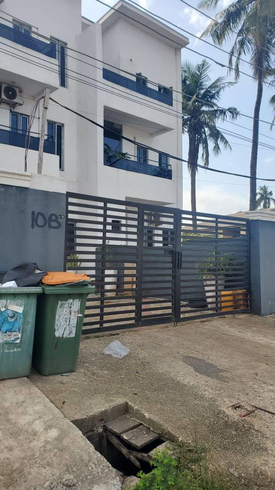*MARYLAND SALES.*
  LUXURY 4-BEDROOM TERRACE DUPLEX.

Step into elegance and comfort with this beautifully furnished 4-bedroom terrace duplex, designed for modern living and ultimate convenience.

 *LOCATION* : Greenland Estate,  Maryland, Lagos.

 *PRICE* #400MILLION