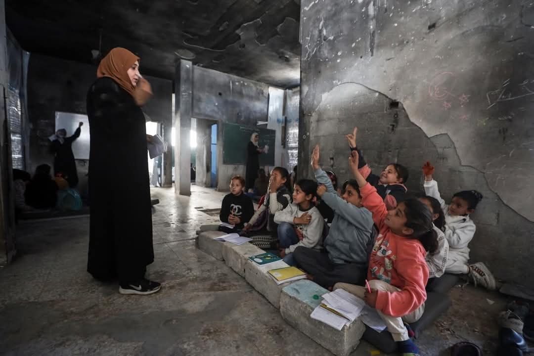 SaveSJarrah's tweet image. #GazaGenocide, 16 Apr 2026
Only 300 meters from the Yellow Line, Palestinian students are receiving their education inside a home destroyed by Israeli bombardment near Abu Hussein schools in Jabalia Refugee Camp.
#NetanyahuWarCriminal #Boycottisrael
#TrumpWarCriminal #BoycottUSA