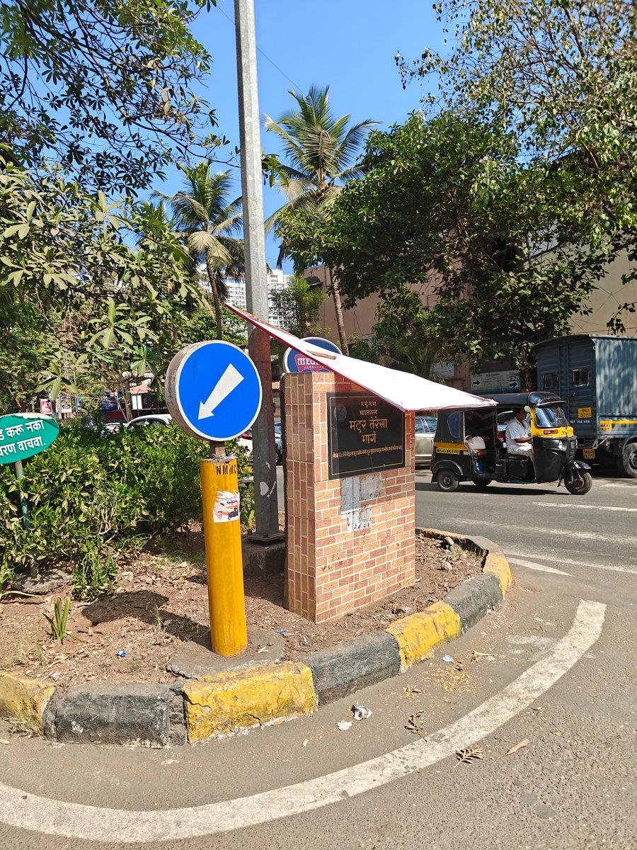 Smart_boy_Harsh's tweet photo. @NMMConline @CIDCO_Ltd  @abhijeetdesai13 Nerul sector 4 cha circle ek hoardings ardhe padle, krupa lavkar hya hoardings kadhun takave https://t.co/VQP0uPwNSM